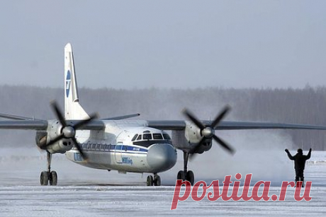 Раскрыты новые подробности о посадке самолета на замерзшую реку в Якутии. Сильный туман помешал пилотам Ан-24 «Полярных авиалиний» приземлиться на взлетно-посадочной полосе. Выяснилось, что во время вылета из Якутска и за 35 минут до посадки в поселке Зырянка погодные условия не препятствовали посадке, но потом полосу затянуло туманом. В результате самолет отклонился от курса на два градуса.