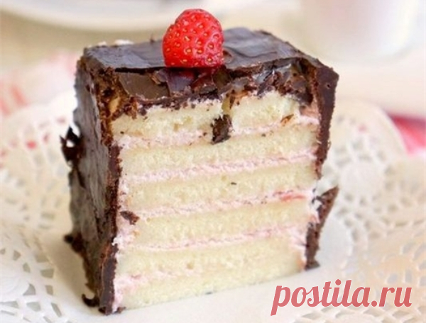 Торт с творожно-сливочным кремом Нежный бисквит с легким кремом и свежими ягодами.