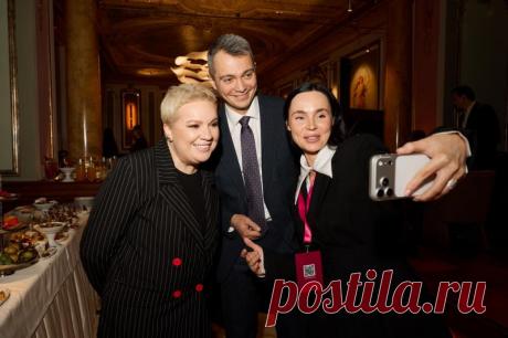 Закрытый бранч в центре Москвы собрал 14 ноября элиту медицинского сообщества и медийных личностей на презентацию нового женского клуба WOMEN’S WORLD который инициировала Светлана Сильваши место встречи — ресторан Savoy с его историей и уютом.