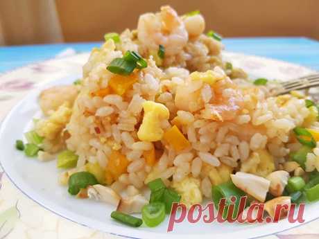 Жареный рис по-тайски с креветками и овощами