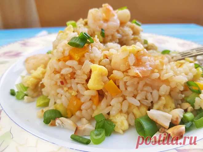 Жареный рис по-тайски с креветками и овощами