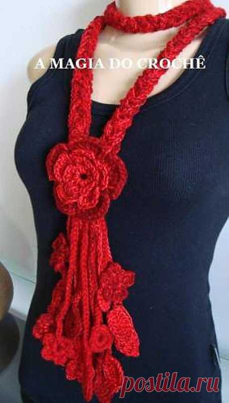 Вязаное украшение из красной пряжи