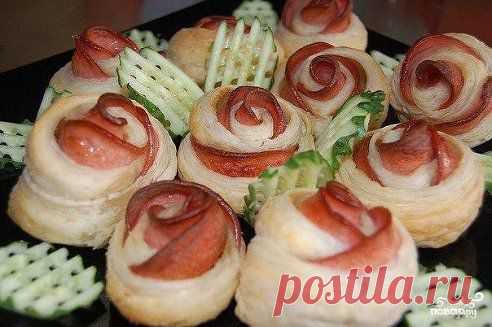 Колбасные "розочки" 
http://povar.ru/recipes/kolbasnye_rozochki-8032.html

Колбасные "розочки" - пошаговый кулинарный рецепт на Повар.ру
Колбасные "розочки" - очень красивая и необычная закуска. Креативно приготовленная еда всегда вкусней, поэтому колбасные розочки  притягивают внимание своей оригинальностью и зрелищностью.