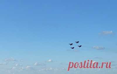 Пилотажная группа "Стрижи" выступила над акваторией Оки и Волги в Нижнем Новгороде. В ее состав вошли пять самолетов МиГ-29