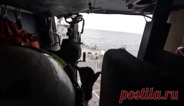 Посадка вертолёта ВМС США на палубу ракетного эсминца USS Mason у берегов Йемена | VestiNewsRF.Ru