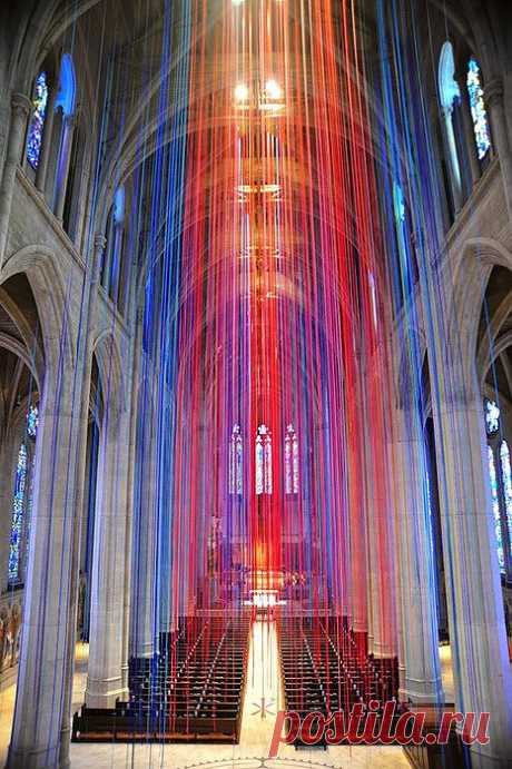 Инсталляция из тысячи разноцветных атласных лент в соборе Грейс (Grace Cathedral) в Сан-Франциско | Современное искусство | Арт