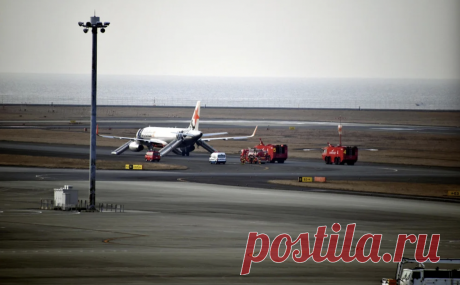 Самолет в Японии совершил вынужденную посадку из-за угрозы взрыва. Самолет авиакомпании Jetstar, направлявшийся из токийского аэропорта Нарита в город Фукуока, совершил вынужденную посадку в аэропорту Тюбу рядом с Токонамэ, сообщает NHK.