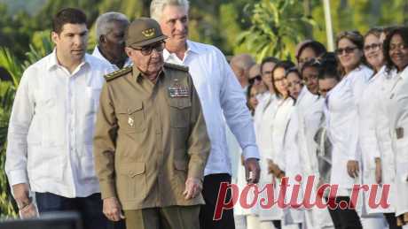 Куба меняет фамилию: Рауль Кастро уходит из руководства Компартии Семья управляла островом Свободы более полувека В Гаване в пятницу, 26 июля, прошли похороны бывшего главы Кубы Фиделя Кастро.
На церемонии прощания с команданте присутствовали только члены его семьи и несколько ближайших соратников.
Однако в тот же день стало известно,