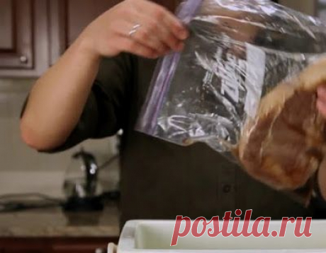 Он положил мясо в пакет с застежкой… Даже не думала, что идеальный стейк готовится таким способом!