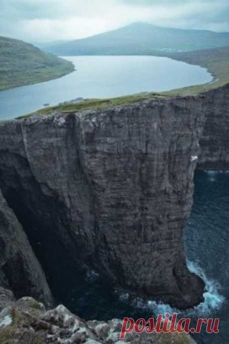 На краю света
Висящее над океаном озеро Сорвагсватн находится на острове Вагар и является самым большим озером на Фарерских островах, Дания.