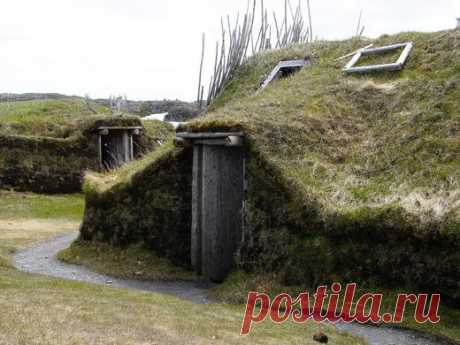 СВЯТОЙ ЛУНАР-ГРИКЕТ, НЬЮ-ФОНДАН И ЛАБРАДОР L'Anse Aux Meadows Расположенная в самой северной оконечности Ньюфаундленда в Канаде, деревня была заселена викингами и была основана приблизительно в 1000 году нашей эры, за 500 лет до того, как Христофор Колумб открыл Америку. L’Anse aux Meadows представляет собой самое дальнее из известных исследований викингов и состоит из восьми простых зданий, сделанных из дерна на деревянных рамах.