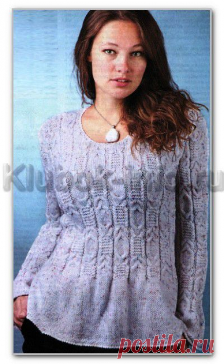 Вязание спицами для женщин. Меланжевый расклешенный пуловер с круглым вырезом, и с узором из кос. Размеры: 40-42