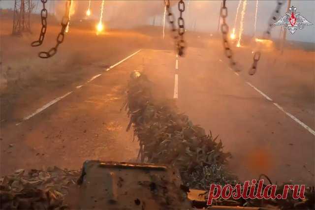 Кадры боевой работы экипажей танков Т-90М во время освобождения Марьинки. Танкисты Южной группировки войск в ходе боев за освобождение Марьинки в ДНР уничтожили опорный пункт ВСУ.