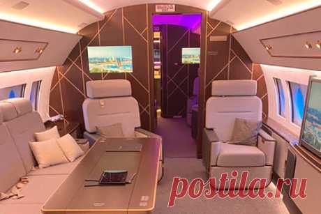 Показано внутреннее убранство самолета Aurus. На авиасалоне Dubai Airshow 2021, который проходит в Дубае (ОАЭ) с 14 по 18 ноября представили самолет Superjet в новой бизнес-версии Aurus Business Jet (ABJ) и показали внутреннее убранство нового VIP-салона. Отмечается, что впервые лайнер продемонстрировали летом 2021 года на МАКС в Жуковском.