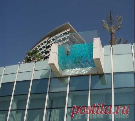 Висячий бассейн в отеле Интерконтиненталь Фестиваль Сити, Дубай. / Занимательная реклама