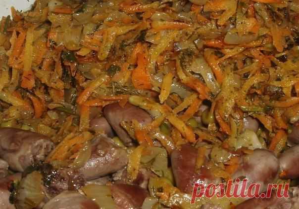 Сытный салатик с куриными сердечками, морковью и горошком