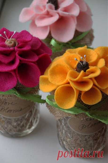 Цветы из фетра и мешковина для украшения баночек.