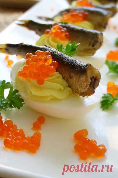 Фаршированные яйца со шпротами и красной икрой — Sloosh – кулинарные рецепты