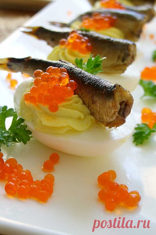 Фаршированные яйца со шпротами и красной икрой — Sloosh – кулинарные рецепты