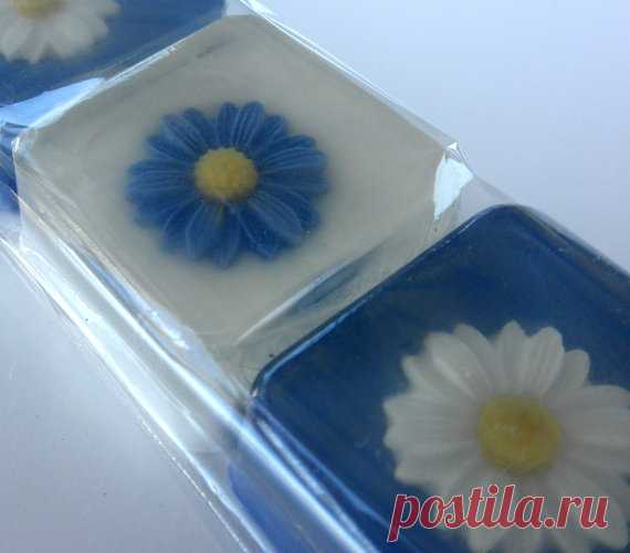 Daisy Soaps and Favors Mini soaps ENTIRELY 100% Vegetable Glycerin Soap including the Daisy. Natural colors. Any color Daisy, any color background. I make a variety of hues, so be specific :) Shown here are a dusty country blue and white, medium pink, and a brighter medium blue PLEASE INCLUDE COLOR REQUEST OF DAISY AND BACKGROUND IN YOUR ORDER COMMENTS.    Last photo is example of custom label and the finished piece with the clear bag & satin ribbon.  Each favor is also in...