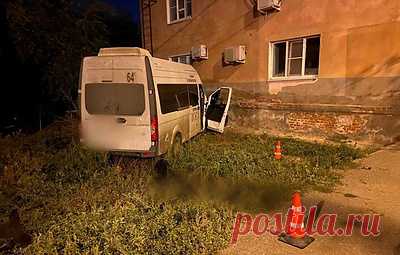 В Астрахани пассажирская "Газель" врезалась в жилой дом. Водитель автомобиля умер в больнице