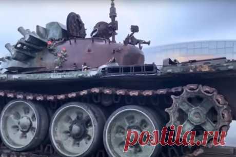 SST: в Хельсинки россияне несут цветы к сожженному танку Т-72. Принесенные к российской технике розы регулярно убирают.