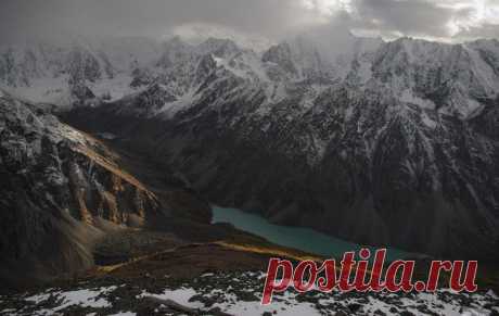 Нижнее Шавлинское озеро в краткий миг появления луча света из-под туч снежного фронта. Республика Алтай, конец сентября 2012