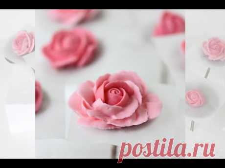 How to Pipe Royal Icing Roses (with Four Coloring Methods)