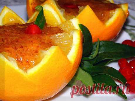 Десерт &quot;Хурма в апельсине&quot;.
Апельсины – это не только солнечные приятные на вид и вкусные фрукты, но и отличная посуда для подачи блюд, если их разрезать и вынуть мякоть.