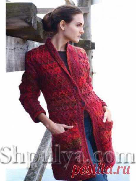 Красное пальто с ромбами, вязаное спицами — Шпуля - сайт о вязании