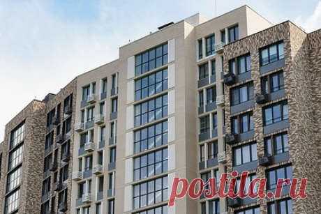Назван значительно влияющий на стоимость московских новостроек фактор. Квартиры в московских новостройках, расположенных недалеко от парков, стоят на 25-30 процентов дороже жилья без зеленых зон рядом. Кроме того, от наличия или отсутствия вида на природный пейзаж зависит цена на объекты в одном здании — квартиры, из окон которых видно парки, стоят на 10-15 процентов дороже.