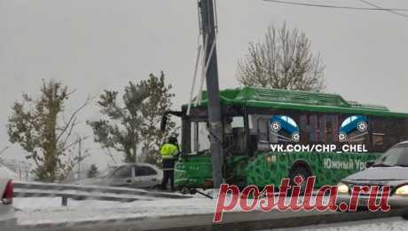 Более 10 человек госпитализировали после аварии с автобусом в Челябинске. В Челябинске автобус с пассажирами влетел в столб. Об этом сообщает 74.ru. Инцидент произошел на мосту, который располагается недалеко от железнодорожного вокзала. Сначала транспортное средство столкнулось с автомобилем марки Peugeot, ...