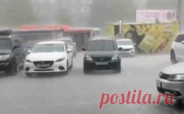 В Новосибирске ливень затопил дороги. Видео. В центре Новосибирска днем 20 мая солнечная погода резко сменилась градом и ливнем.