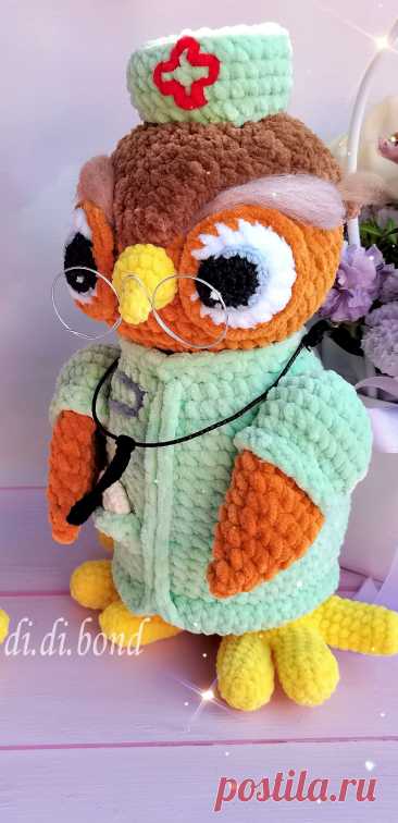 PDF Сова Доктор крючком. FREE crochet pattern; Аmigurumi toy patterns. Амигуруми схемы и описания на русском. Вязаные игрушки и поделки своими руками #amimore - плюшевая сова в образе доктора, совушка врач, совёнок из плюшевой пряжи, птица, птичка.