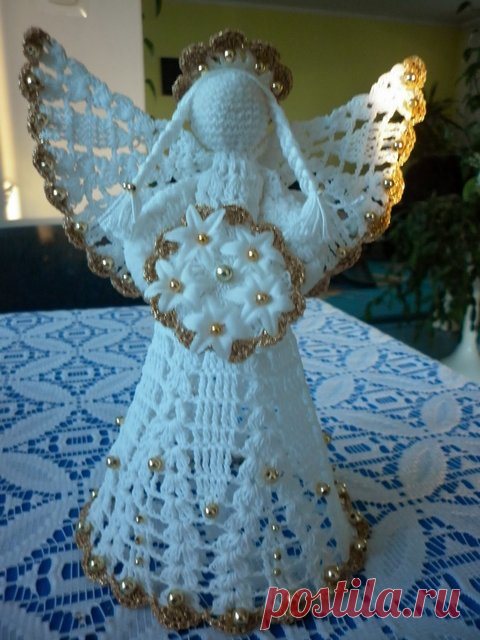 Очень красивые вязаные рождественские ангелы Вязаные рождественские ангелы. Такие красивые ангелы вяжет мастерица из Польши  Janeczka. Таких вязаных ангелов можно подарить, а можно и как игрушку повесить на елку.