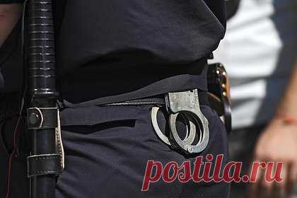 Российского полицейского задержали с наркотиками четырех разных видов. В Уфе задержали 28-летнего полицейского с наркотиками четырех разных видов. Мужчина работал инспектором в городском полку ППСП. С января он решил подрабатывать, оставляя закладки. 30 марта фигурант прятал в тайник под окнами одного из домов на улице Тухвата Янаби запрещенные вещества, однако его заметили.