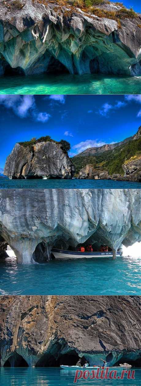 Мраморные пещеры Чили
Мраморные пещеры Чиле-Чико состоят из нескольких голубых гротов, которые частично находятся под водой озера Каррера. Ярко-голубые цвета пещер Патагонии и вода бирюзового цвета просто будоражат фантазию любого человека, увидевшего это творение природы впервые.