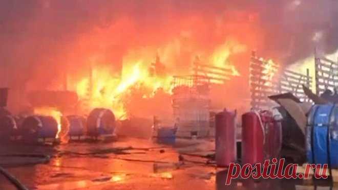 Сотрудники МЧС ликвидировали пожар на складе в Подмосковье. Сотрудники МЧС РФ потушили крупное возгорание в складском помещении с пластиковыми трубами в подмосковном Раменском. Об этом сообщает "Интерфакс". В ведомстве подчеркнули, что специалисты экстренных служб полностью ликвидировали ...