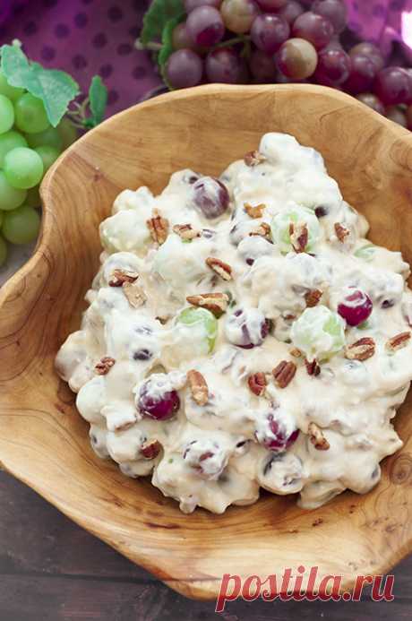 Creamy Pecan Crunch Grape Salad | Wishes and Dishes You're just 7 ingredients away from this Creamy Pecan Crunch Grape Salad recipe that will be a big hit at office potlucks, BBQ's, holiday dinners & parties!