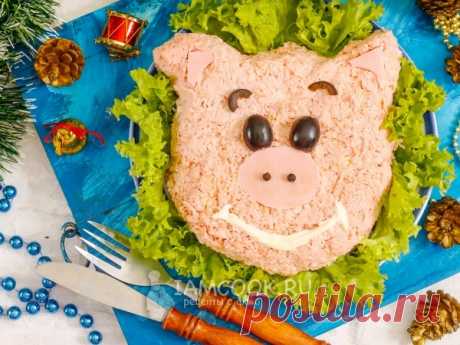 Слоеный салат «Свинка» (почти Оливье) — рецепт с фото Предлагаю оригинальный рецепт салата на Новый год Свиньи 2019: традиционный Оливье (пусть и слоеный) в виде довольной свинки.