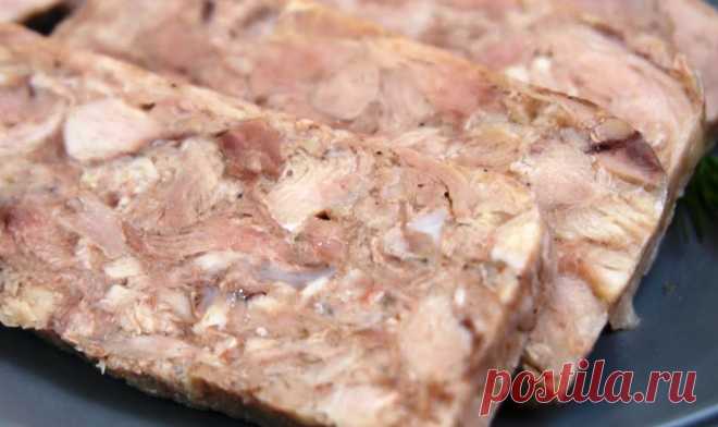 Закуска на замену колбасе: меняю мясо и каждый раз новый вкус. Сальтисон из курицы Сальтисон — это блюдо польской кухни, которое представляет собой отваренные соленые субпродукты из свинины. Например, легкие, сердце и почки. Также для сальтисона часто используется свиная голова. Субпродукты приправлены чесноком и перцем. Окончание приготовления блюда происходит в свиных кишках, где субпродукты варятся до готовности. Блюдо распространилось по многим европейским странам, в т...