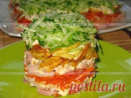Обалденный слоеный салат с курицей и картофелем

Ингредиенты:
курица копченая
картофель
огурец свежий
морковка корейская
лук репчатый
уксус
майонез