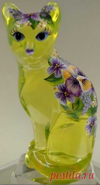 Fenton Art Glass Cat Figurine. Beautiful