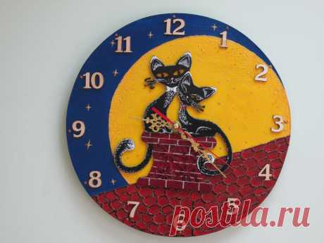 Настенные часы «Кошки на крыше»
Настенные часы изготовлены из березовой фанеры 0,5 см толщиной, роспись акрилом, лак, кварцевый часовой механизм. Диаметр 27 см
Цена 1500 руб.