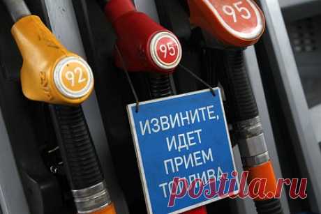 Оптовые цены на бензин резко выросли. Во вторник, 23 января, оптовая стоимость бензина на Санкт-Петербургской международной товарно-сырьевой бирже (СПбМТСБ) выросла более чем на два процента. Марка АИ-92 подорожала на 2,04 процента, до 45,7 тысячи рублей за тонну, а АИ-95 — на 2,11 процента до 48,7 тысячи рублей. Также выросла стоимость дизельного топлива.