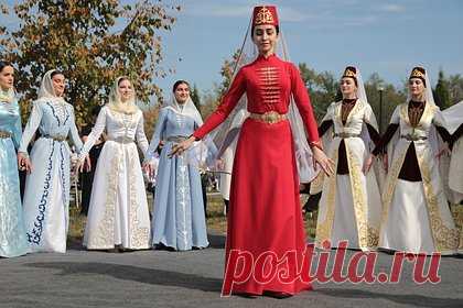 В Северной Осетии пройдет международный фольклорный фестиваль. В Северной Осетии в рамках Года осетинской «Нартиады» состоится международный фольклорный фестиваль «Арфæ». Отмечается, что мероприятие будет проходить с 10 по 13 декабря. Также стало известно, что в фестивале примут участие творческие коллективы из регионов СКФО, Южной Осетии и Абхазии.