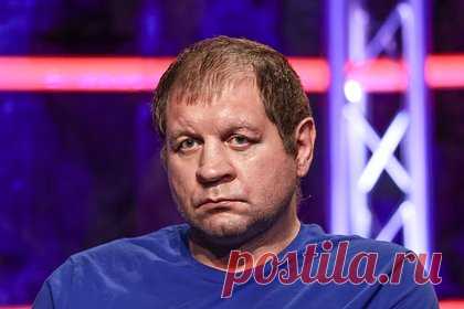 Александр Емельяненко принял ислам. Российский боец смешанного стиля (MMA) Александр Емельяненко принял ислам. Тренер рассказал, что принятие веры помогло ему избавиться от алкогольной зависимости. «И я очень рад, что наши братья ингуши подняли его на ноги, и он реально отошел от этого», — заявил Магомедалиев.