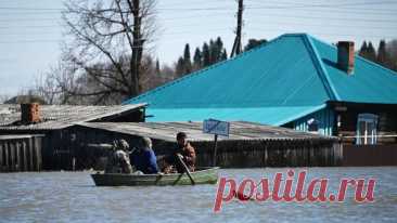 Вода превысила уровень защитной насыпи в затопленном поселке Омской области