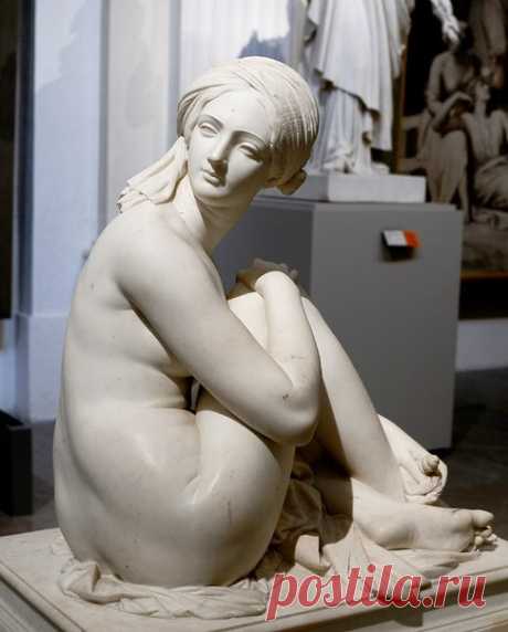 Odalisque- Одалиска
James Pradier Odalisque (1841) :H1.050 x L0.610 x P0.940 m : Marbre 
Musée des Beaux-Arts de Lyon, France
Жан Жак Прадье - Одалиска (1841): H1,050 x W0,610 x D0,940 м: мрамор 
Музей изобразительных искусств Лиона, Францияодалиска
Эта голая молодая женщина, сидящая на полу и чья одежда соскользнула на землю, представляет собой одалиску. Происхождение от турецкого Odalik, этот термин относится к женщине, живущей в гареме, служащем султану в Османской империи.