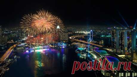 Fireworks over Marina Bay on Chinese New Year, Singapore | Windows 10 Spotlight Images